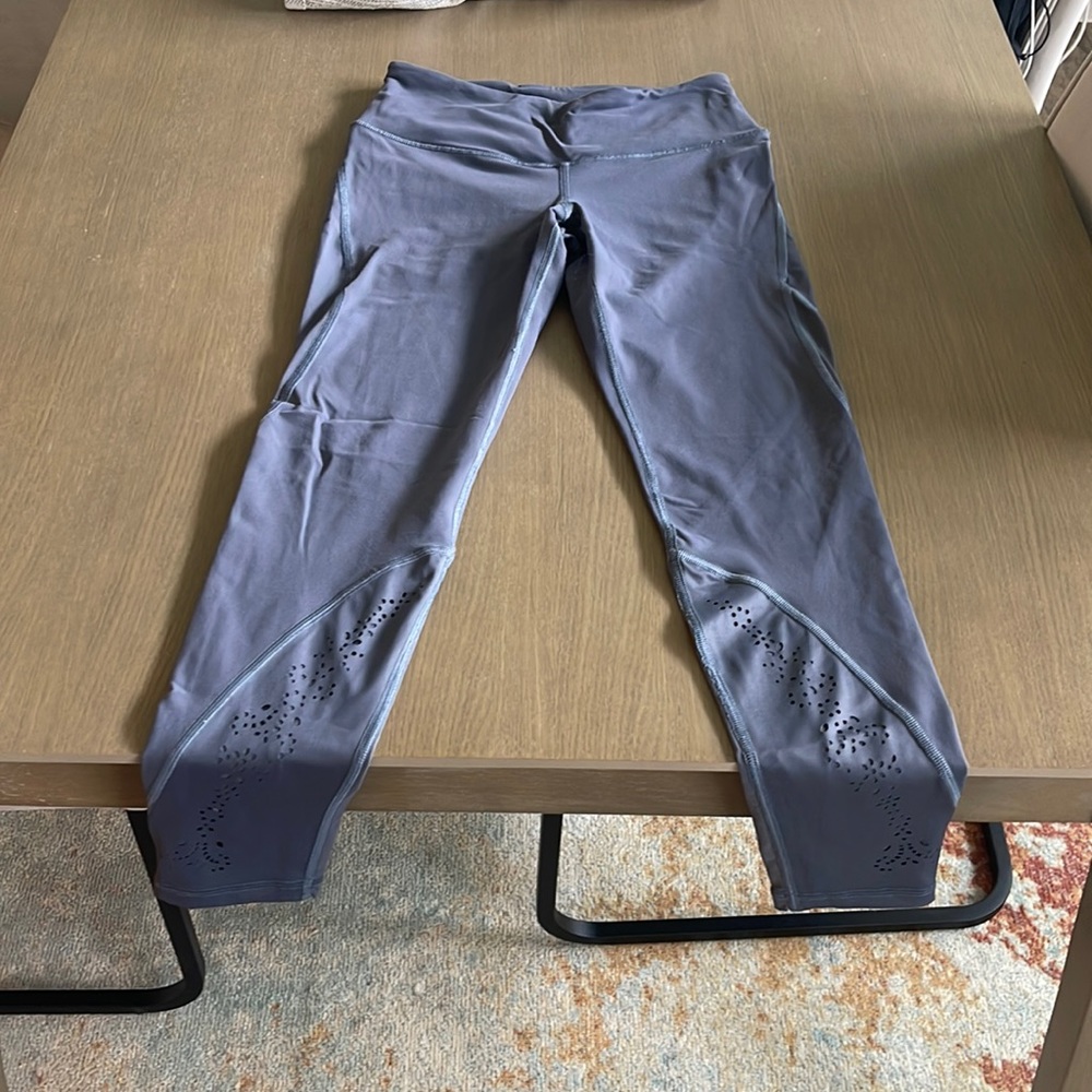 Victoria’s Secret SPORT leggings size small color is gray